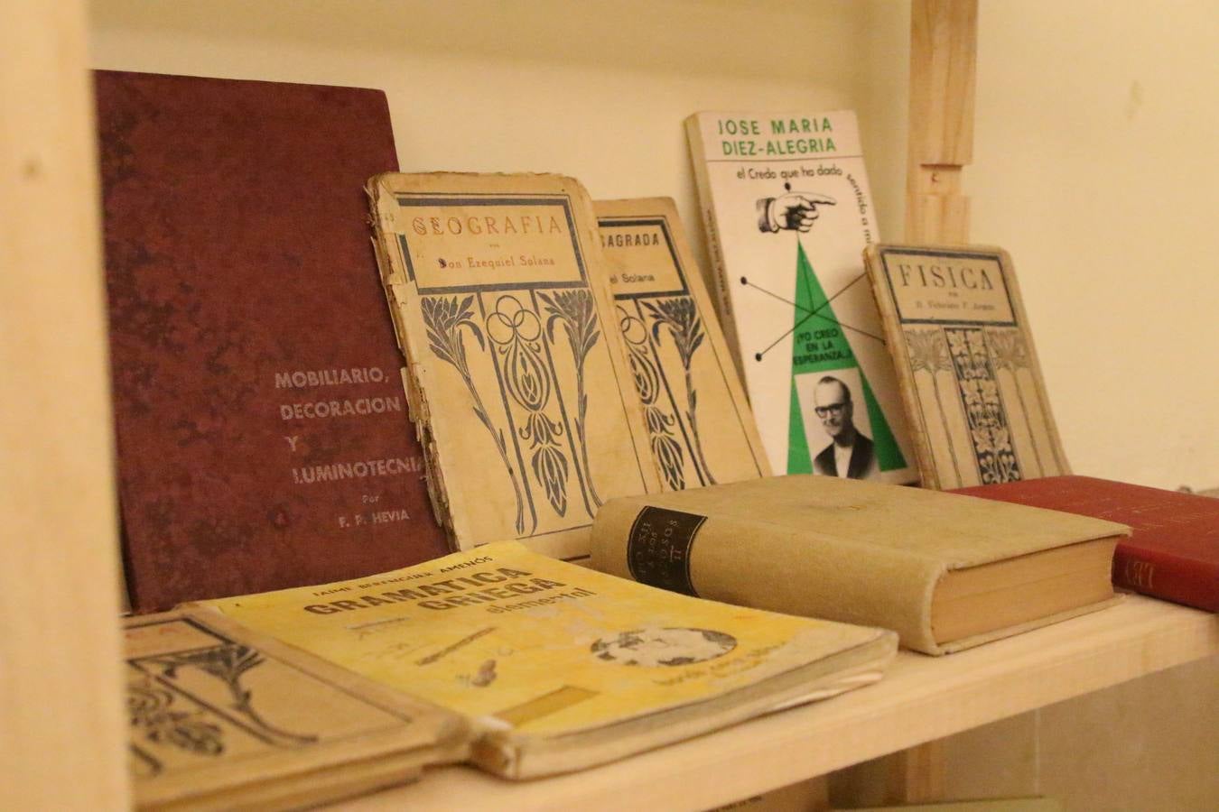 Jerez de los Caballeros celebra la tercera edición de su 'Noche en Blanco' con exposiciones, visitas turísticas, baile, cata de vinos, poesía, conciertos y talleres llenando de ocio, historia y arte diferentes rincones del municipio.