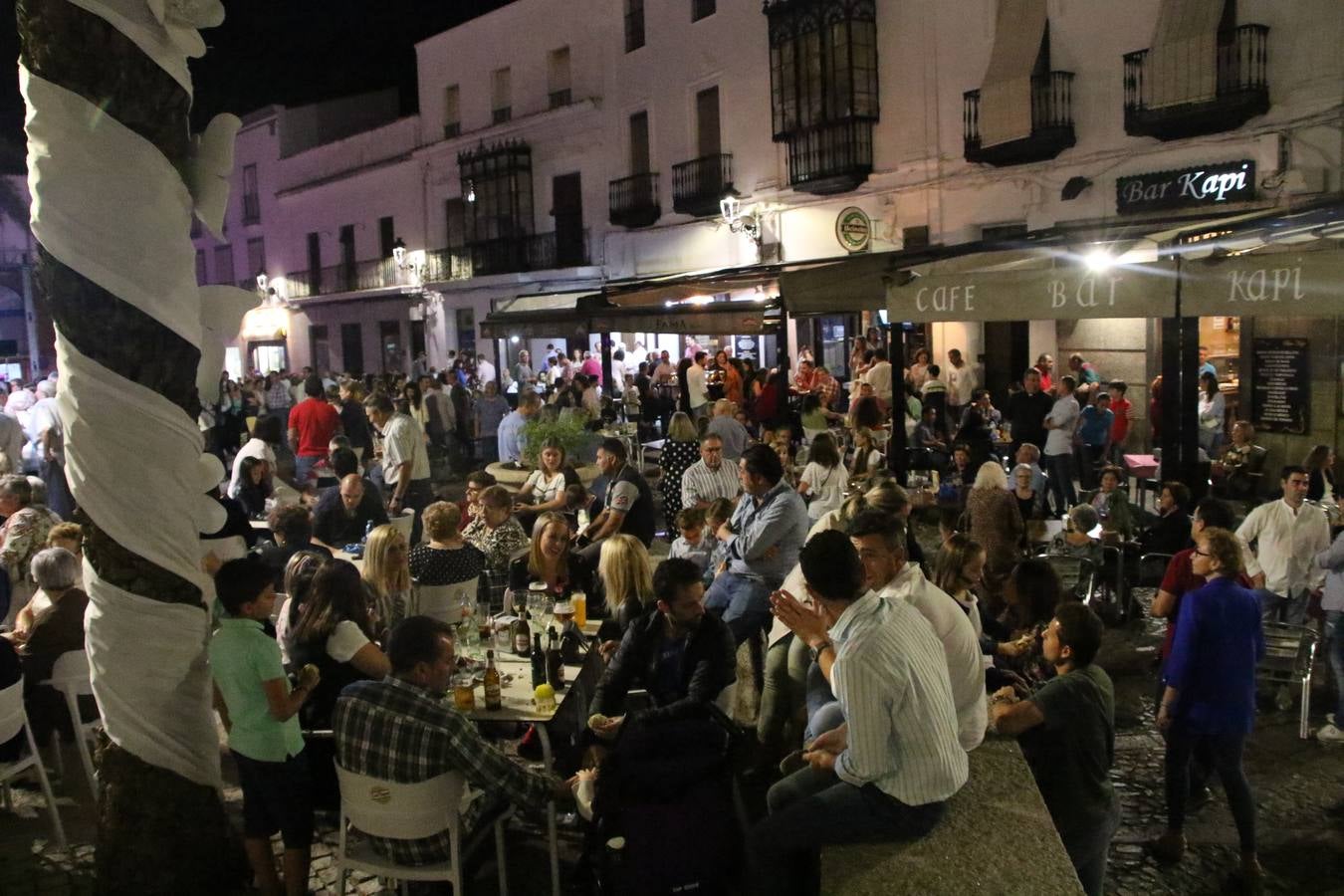 Jerez de los Caballeros celebra la tercera edición de su 'Noche en Blanco' con exposiciones, visitas turísticas, baile, cata de vinos, poesía, conciertos y talleres llenando de ocio, historia y arte diferentes rincones del municipio.