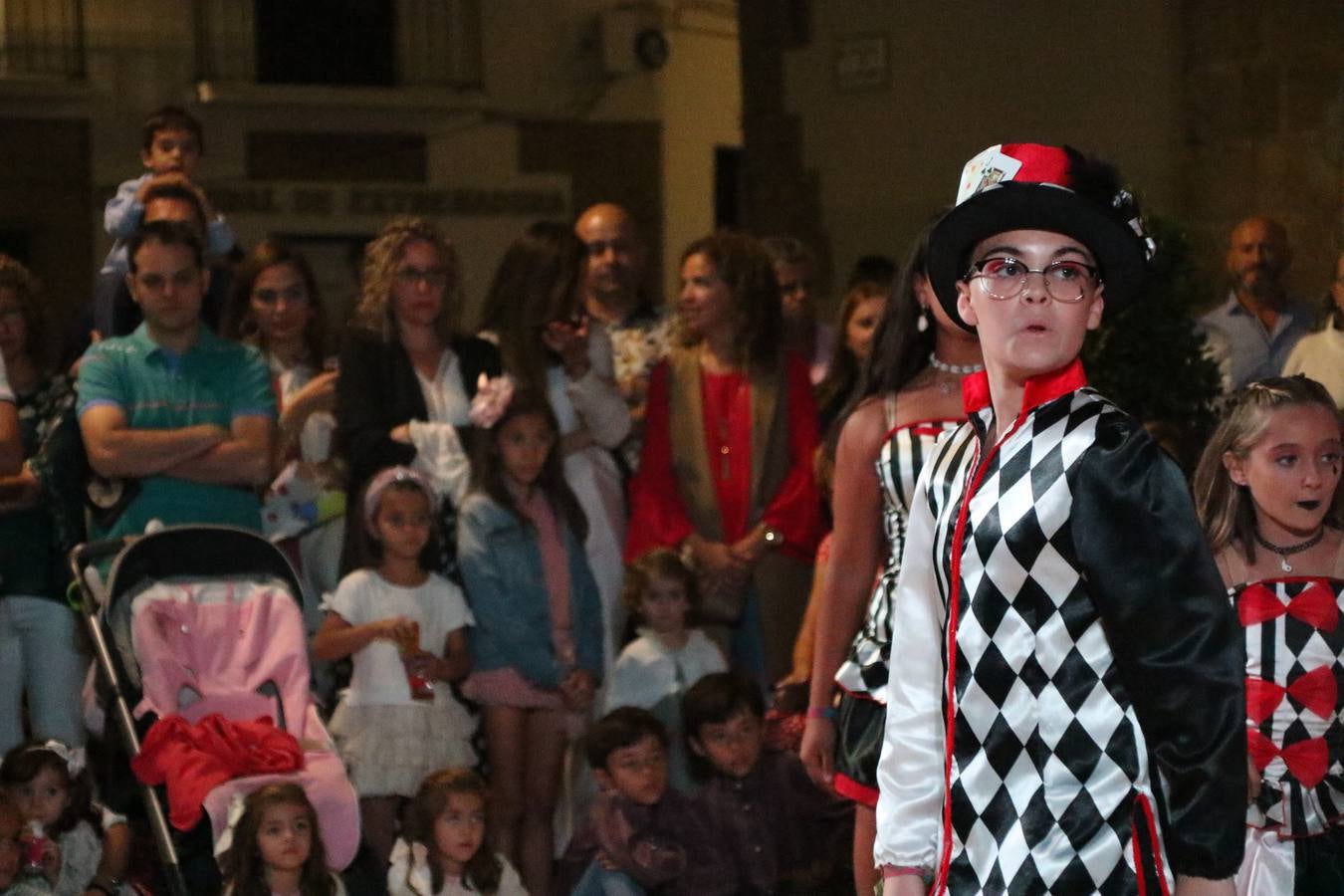 Jerez de los Caballeros celebra la tercera edición de su 'Noche en Blanco' con exposiciones, visitas turísticas, baile, cata de vinos, poesía, conciertos y talleres llenando de ocio, historia y arte diferentes rincones del municipio.
