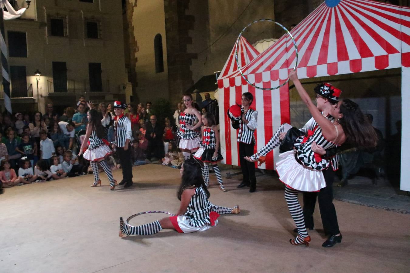 Jerez de los Caballeros celebra la tercera edición de su 'Noche en Blanco' con exposiciones, visitas turísticas, baile, cata de vinos, poesía, conciertos y talleres llenando de ocio, historia y arte diferentes rincones del municipio.