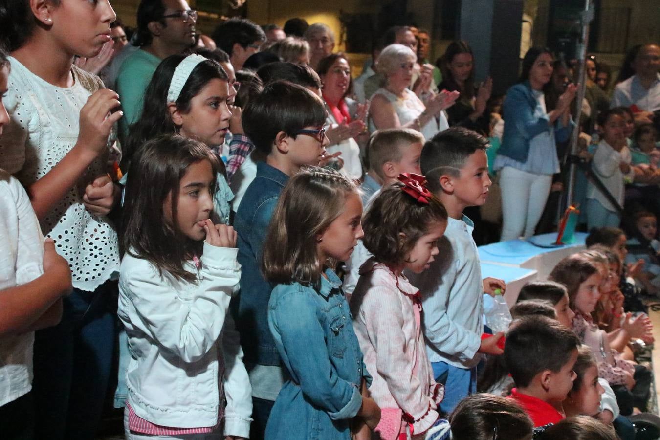 Jerez de los Caballeros celebra la tercera edición de su 'Noche en Blanco' con exposiciones, visitas turísticas, baile, cata de vinos, poesía, conciertos y talleres llenando de ocio, historia y arte diferentes rincones del municipio.