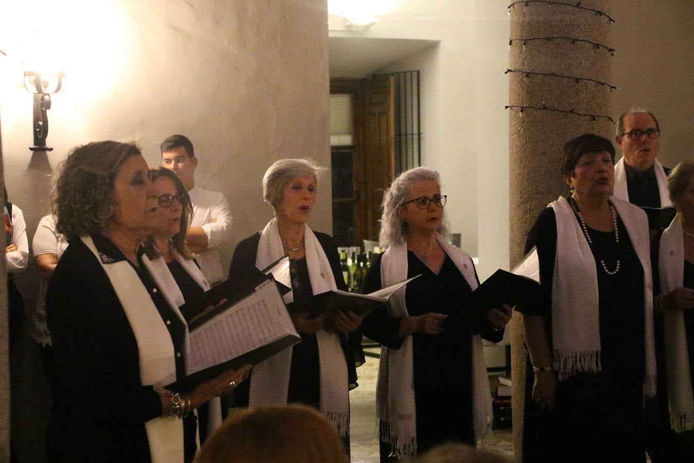 Jerez de los Caballeros celebra la tercera edición de su 'Noche en Blanco' con exposiciones, visitas turísticas, baile, cata de vinos, poesía, conciertos y talleres llenando de ocio, historia y arte diferentes rincones del municipio.