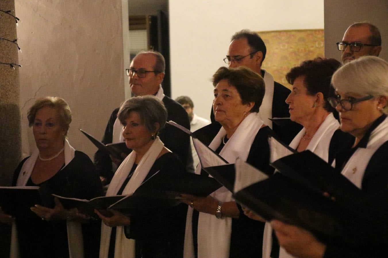 Jerez de los Caballeros celebra la tercera edición de su 'Noche en Blanco' con exposiciones, visitas turísticas, baile, cata de vinos, poesía, conciertos y talleres llenando de ocio, historia y arte diferentes rincones del municipio.