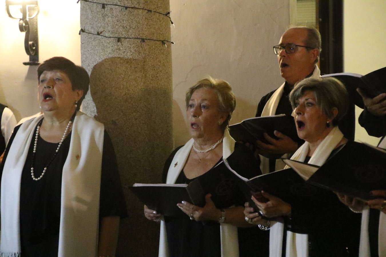 Jerez de los Caballeros celebra la tercera edición de su 'Noche en Blanco' con exposiciones, visitas turísticas, baile, cata de vinos, poesía, conciertos y talleres llenando de ocio, historia y arte diferentes rincones del municipio.