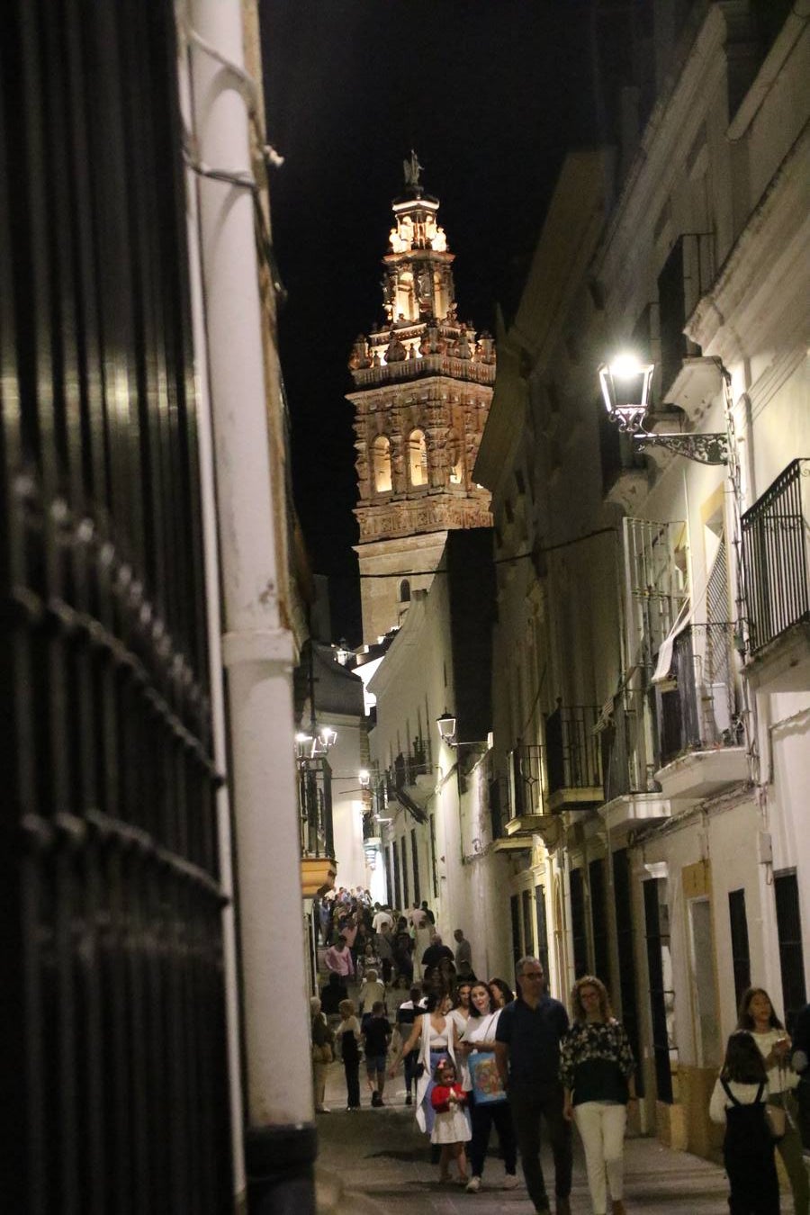 Jerez de los Caballeros celebra la tercera edición de su 'Noche en Blanco' con exposiciones, visitas turísticas, baile, cata de vinos, poesía, conciertos y talleres llenando de ocio, historia y arte diferentes rincones del municipio.