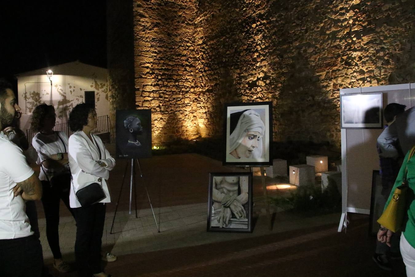 Jerez de los Caballeros celebra la tercera edición de su 'Noche en Blanco' con exposiciones, visitas turísticas, baile, cata de vinos, poesía, conciertos y talleres llenando de ocio, historia y arte diferentes rincones del municipio.
