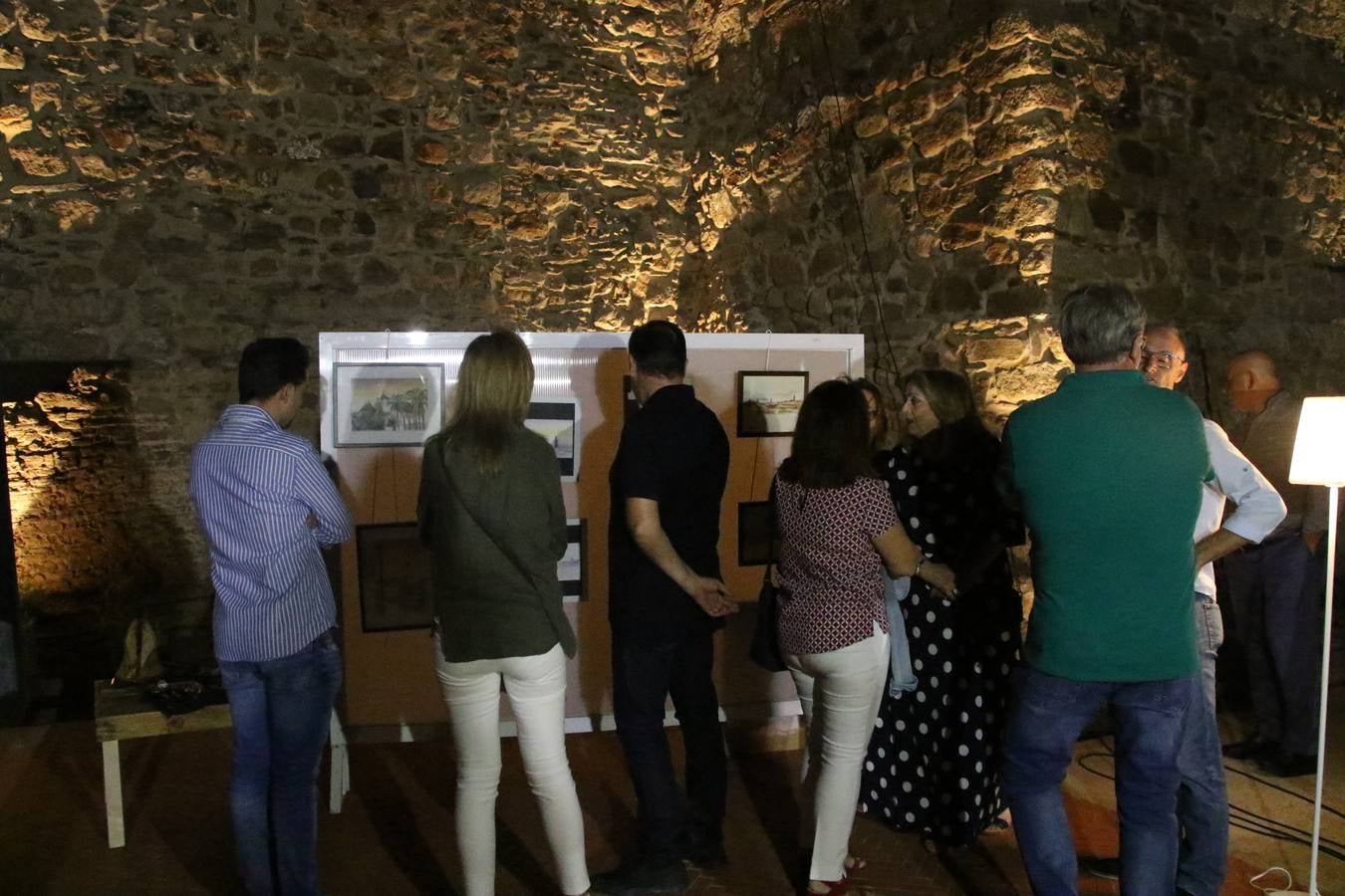 Jerez de los Caballeros celebra la tercera edición de su 'Noche en Blanco' con exposiciones, visitas turísticas, baile, cata de vinos, poesía, conciertos y talleres llenando de ocio, historia y arte diferentes rincones del municipio.