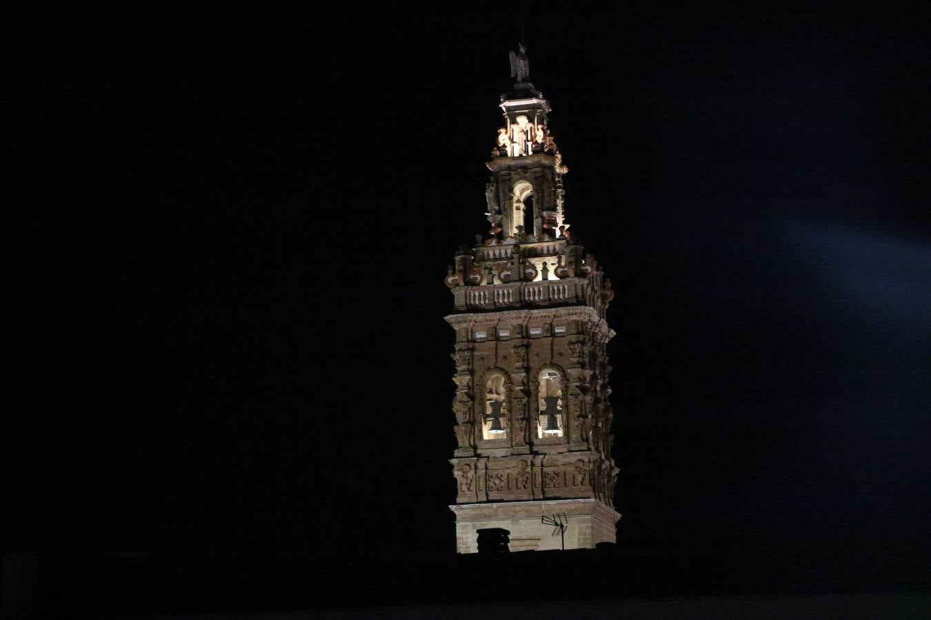 Jerez de los Caballeros celebra la tercera edición de su 'Noche en Blanco' con exposiciones, visitas turísticas, baile, cata de vinos, poesía, conciertos y talleres llenando de ocio, historia y arte diferentes rincones del municipio.