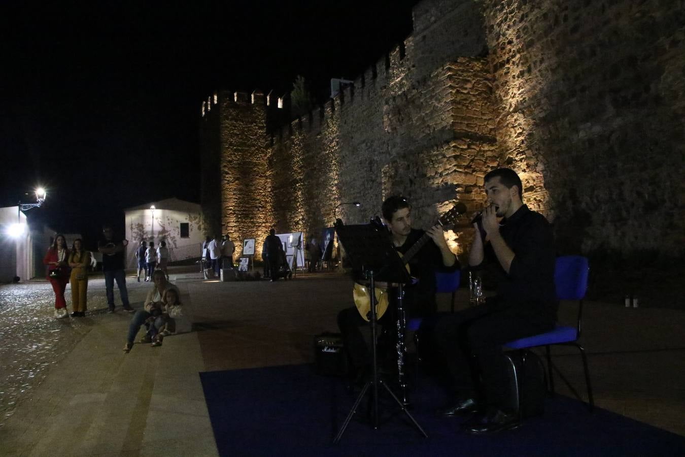 Jerez de los Caballeros celebra la tercera edición de su 'Noche en Blanco' con exposiciones, visitas turísticas, baile, cata de vinos, poesía, conciertos y talleres llenando de ocio, historia y arte diferentes rincones del municipio.