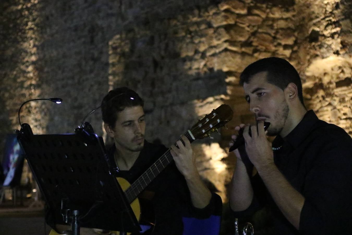 Jerez de los Caballeros celebra la tercera edición de su 'Noche en Blanco' con exposiciones, visitas turísticas, baile, cata de vinos, poesía, conciertos y talleres llenando de ocio, historia y arte diferentes rincones del municipio.