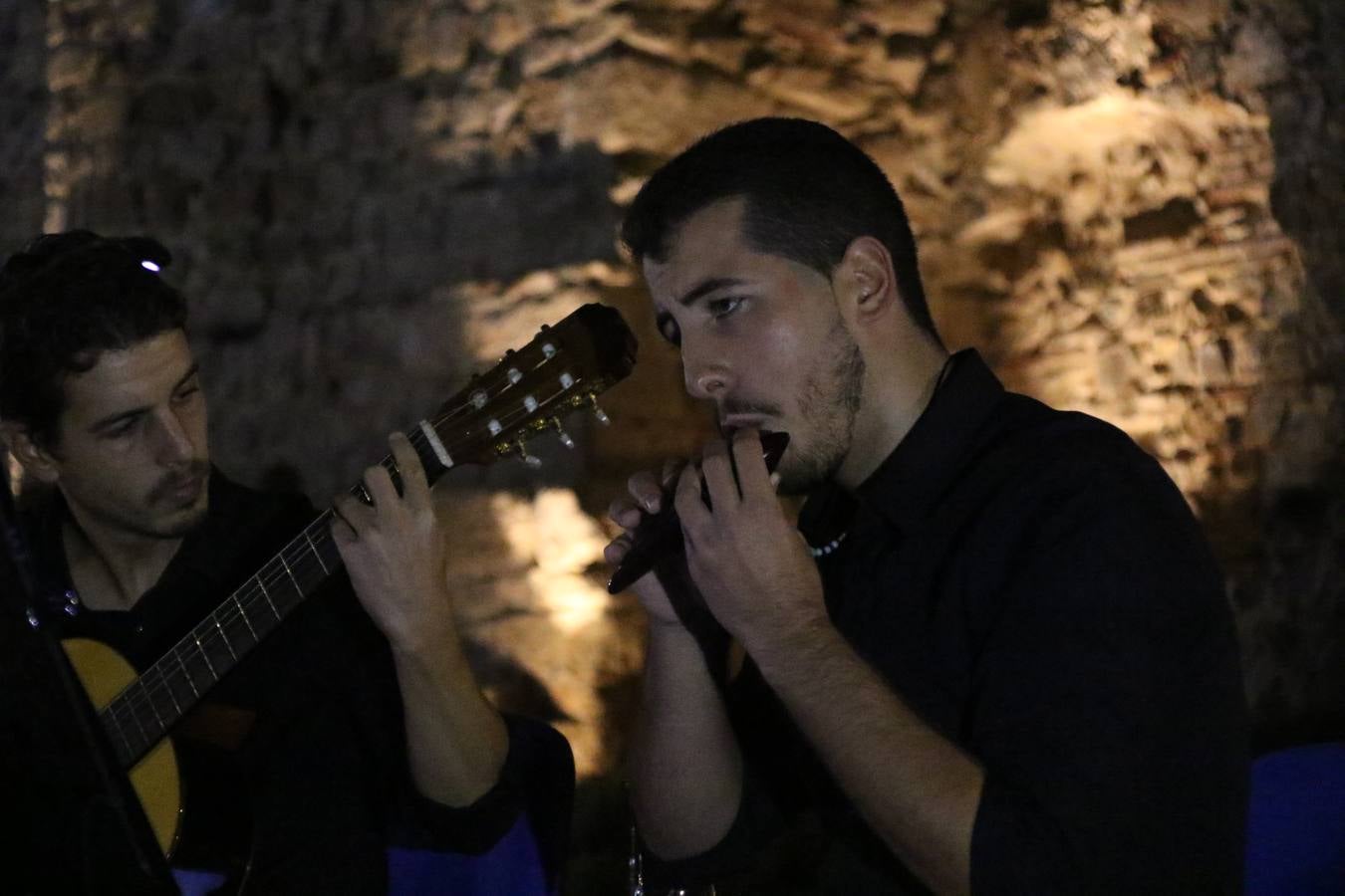 Jerez de los Caballeros celebra la tercera edición de su 'Noche en Blanco' con exposiciones, visitas turísticas, baile, cata de vinos, poesía, conciertos y talleres llenando de ocio, historia y arte diferentes rincones del municipio.