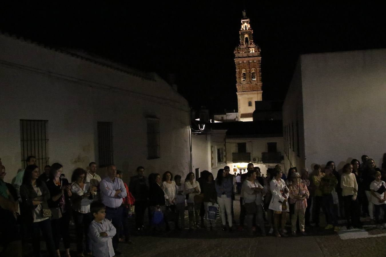 Jerez de los Caballeros celebra la tercera edición de su 'Noche en Blanco' con exposiciones, visitas turísticas, baile, cata de vinos, poesía, conciertos y talleres llenando de ocio, historia y arte diferentes rincones del municipio.