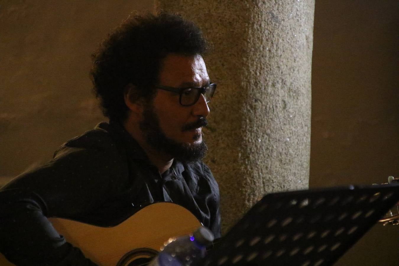 Jerez de los Caballeros celebra la tercera edición de su 'Noche en Blanco' con exposiciones, visitas turísticas, baile, cata de vinos, poesía, conciertos y talleres llenando de ocio, historia y arte diferentes rincones del municipio.
