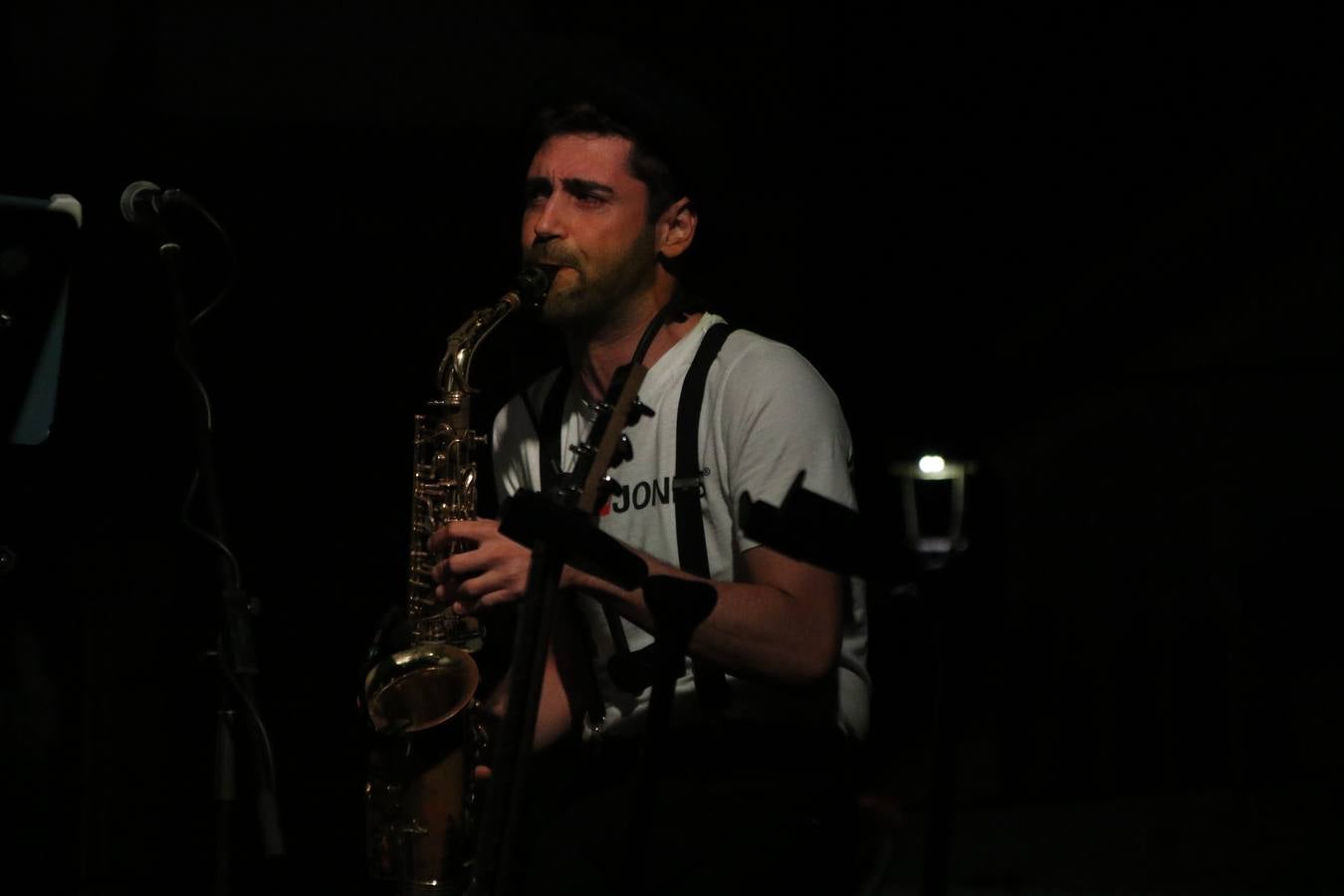 Jerez de los Caballeros celebra la tercera edición de su 'Noche en Blanco' con exposiciones, visitas turísticas, baile, cata de vinos, poesía, conciertos y talleres llenando de ocio, historia y arte diferentes rincones del municipio.