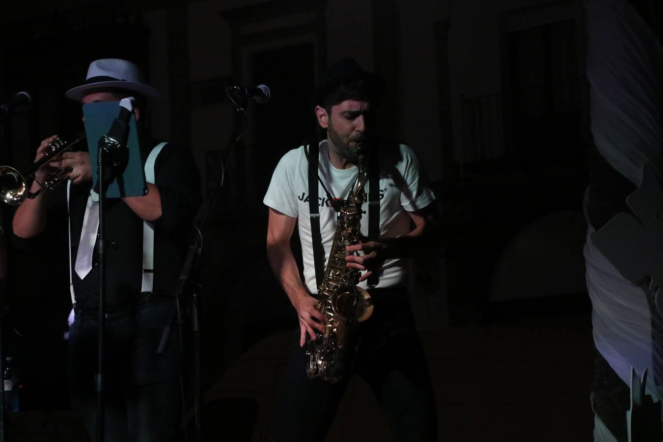 Jerez de los Caballeros celebra la tercera edición de su 'Noche en Blanco' con exposiciones, visitas turísticas, baile, cata de vinos, poesía, conciertos y talleres llenando de ocio, historia y arte diferentes rincones del municipio.