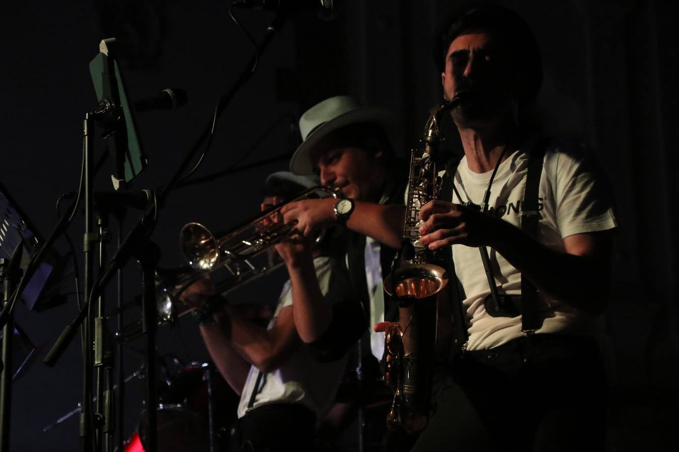 Jerez de los Caballeros celebra la tercera edición de su 'Noche en Blanco' con exposiciones, visitas turísticas, baile, cata de vinos, poesía, conciertos y talleres llenando de ocio, historia y arte diferentes rincones del municipio.