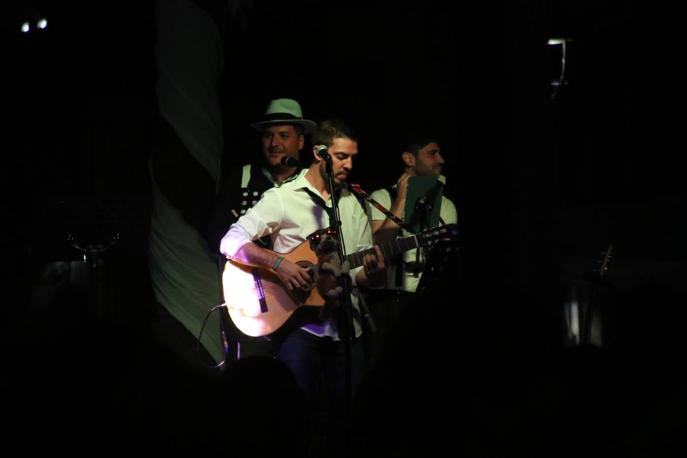 Jerez de los Caballeros celebra la tercera edición de su 'Noche en Blanco' con exposiciones, visitas turísticas, baile, cata de vinos, poesía, conciertos y talleres llenando de ocio, historia y arte diferentes rincones del municipio.