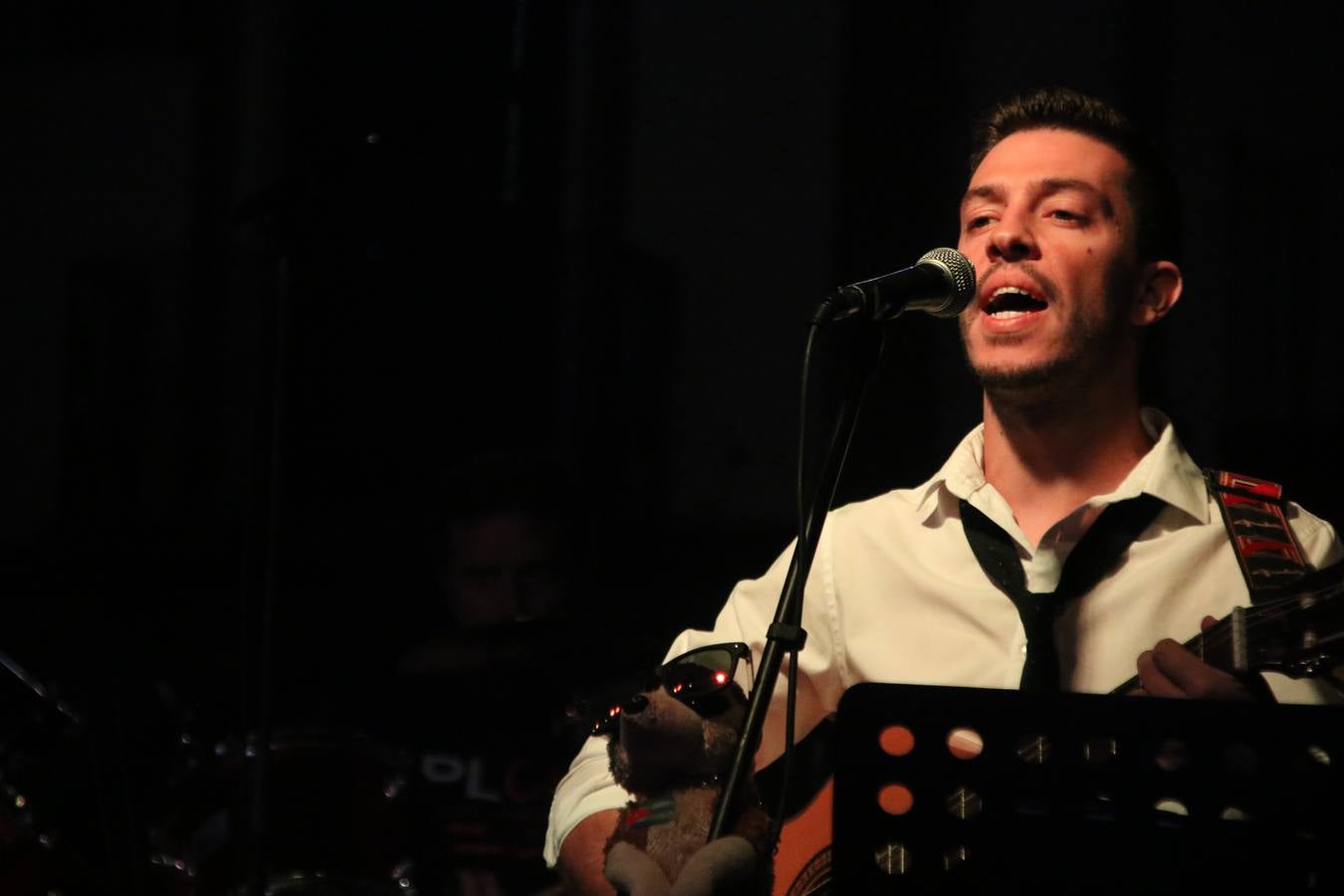 Jerez de los Caballeros celebra la tercera edición de su 'Noche en Blanco' con exposiciones, visitas turísticas, baile, cata de vinos, poesía, conciertos y talleres llenando de ocio, historia y arte diferentes rincones del municipio.
