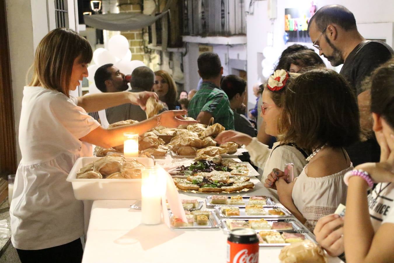 Jerez de los Caballeros celebra la tercera edición de su 'Noche en Blanco' con exposiciones, visitas turísticas, baile, cata de vinos, poesía, conciertos y talleres llenando de ocio, historia y arte diferentes rincones del municipio.