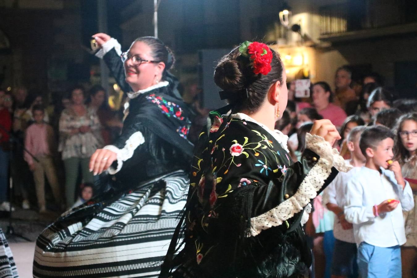 Jerez de los Caballeros celebra la tercera edición de su 'Noche en Blanco' con exposiciones, visitas turísticas, baile, cata de vinos, poesía, conciertos y talleres llenando de ocio, historia y arte diferentes rincones del municipio.
