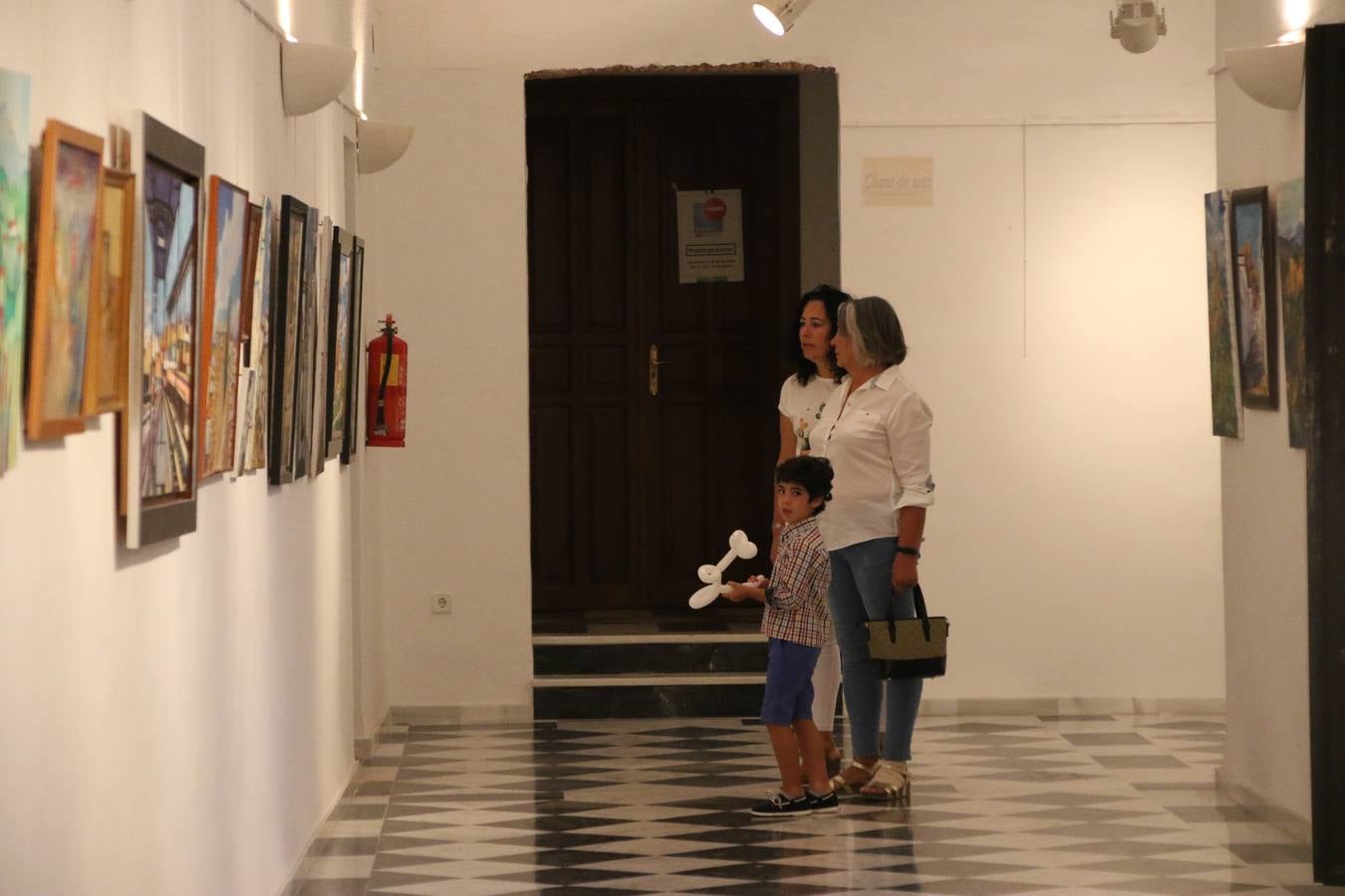 Jerez de los Caballeros celebra la tercera edición de su 'Noche en Blanco' con exposiciones, visitas turísticas, baile, cata de vinos, poesía, conciertos y talleres llenando de ocio, historia y arte diferentes rincones del municipio.