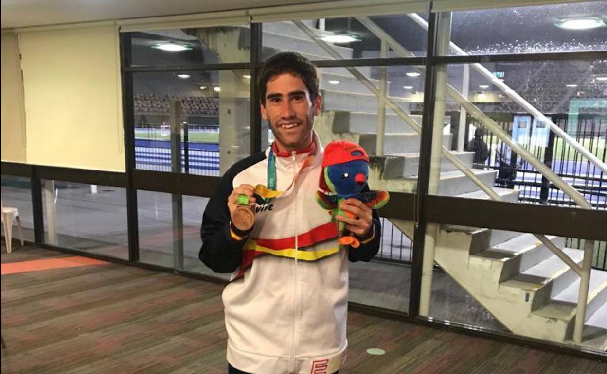 Manuel Gómez posa, feliz, con su medalla de bronce. 