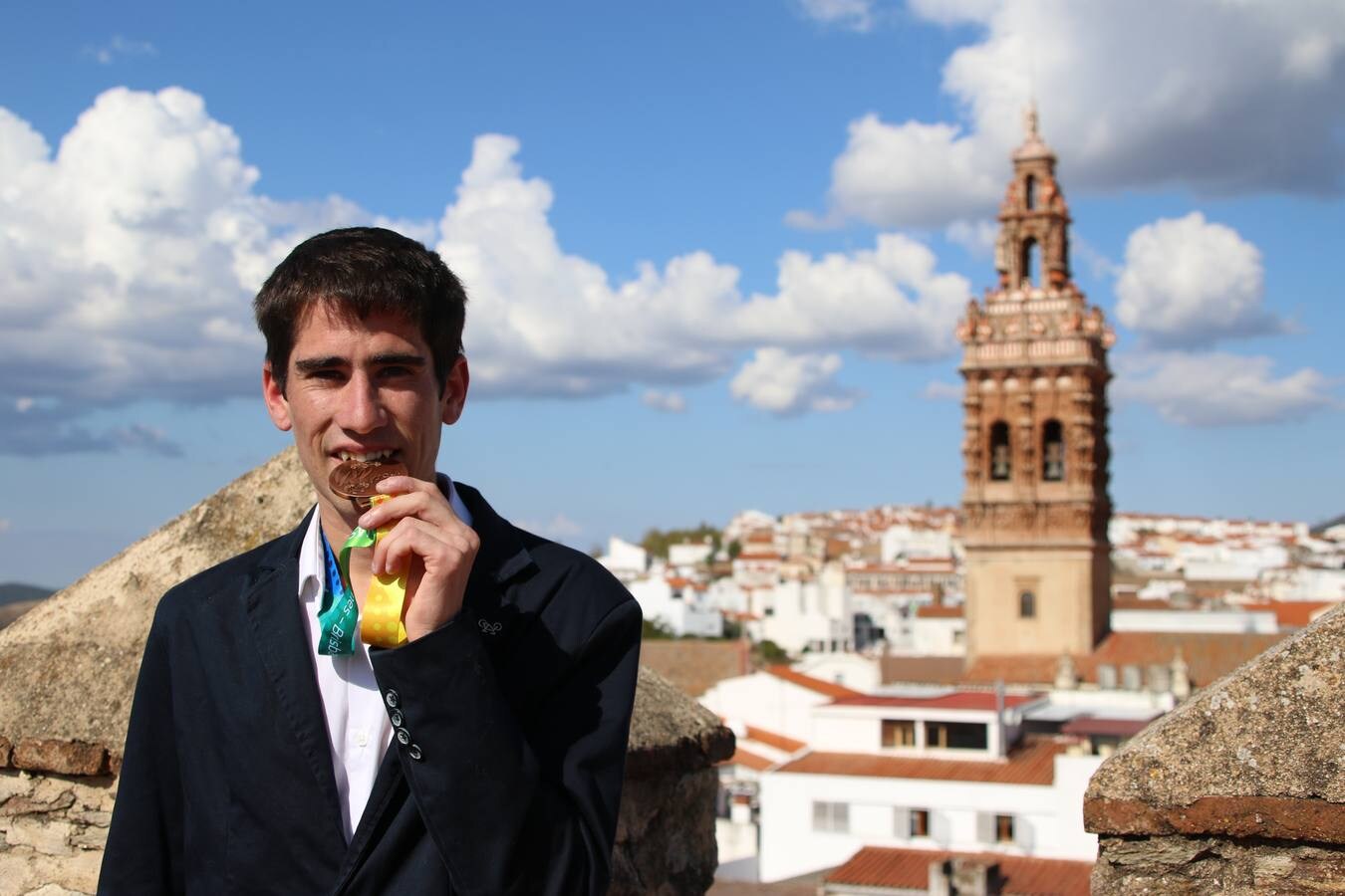 Fotos: Jerez recibe entre aplausos y gritos de &quot;campeón&quot; al atleta Manuel Gómez Lucas