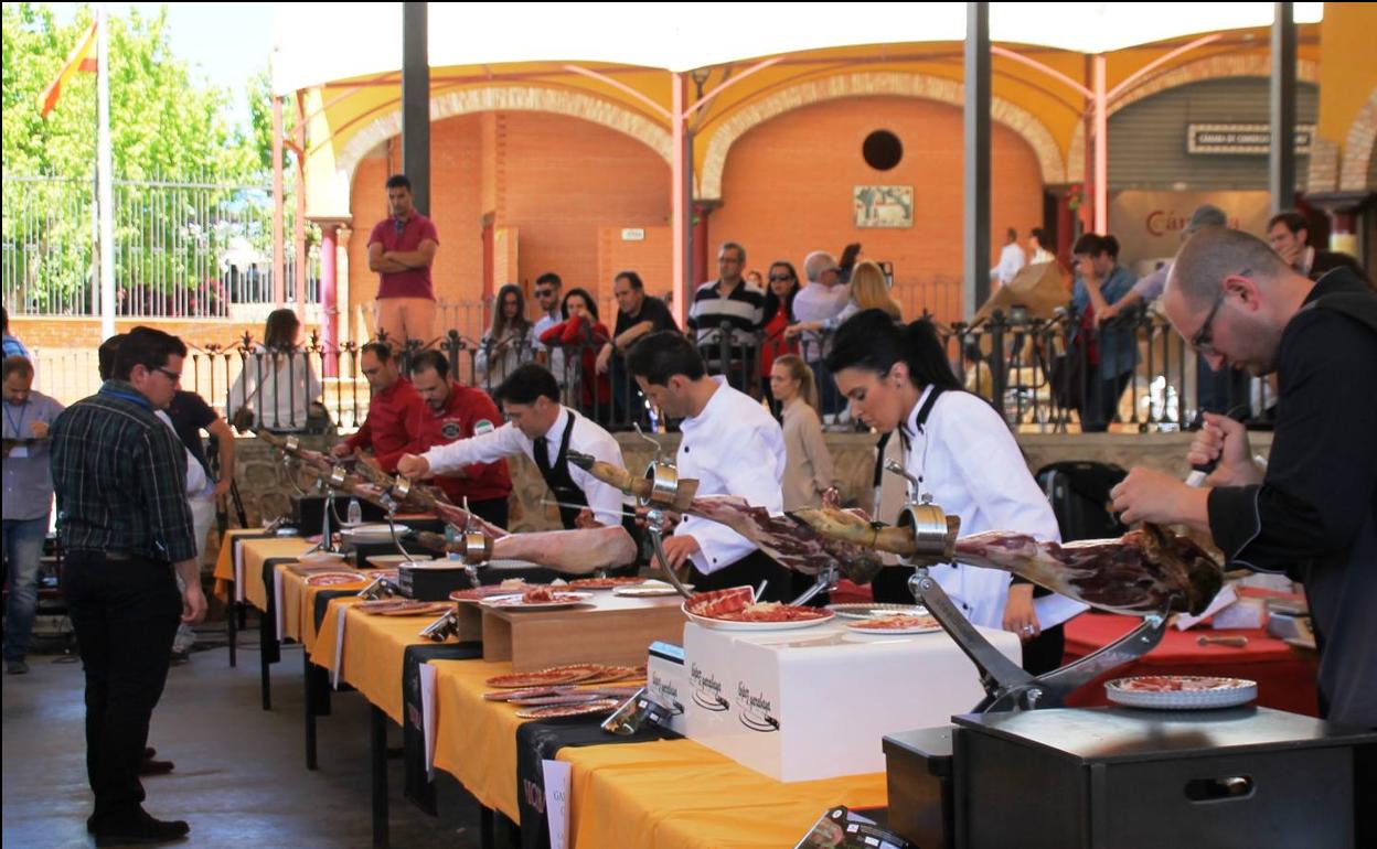 Concurso de cortadores en el Salón del Jamón Ibérico de Jerez de los Caballeros.