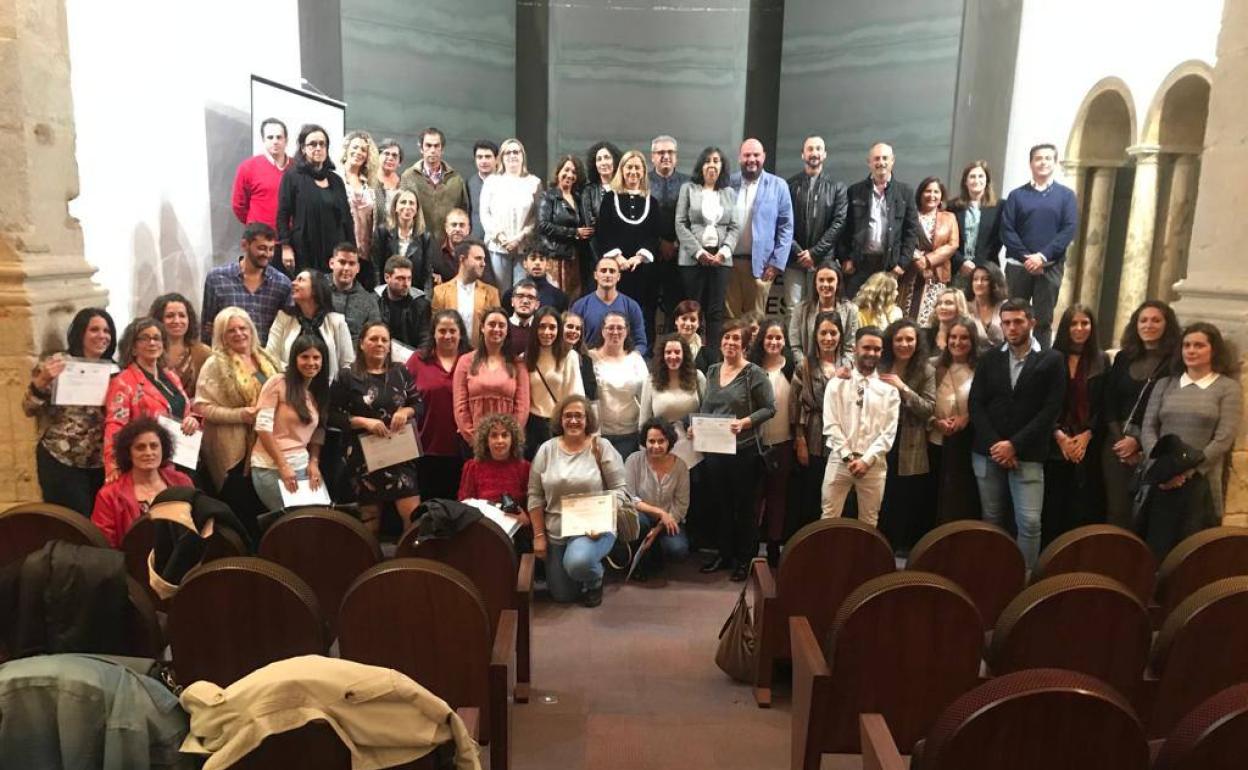 Alumnos y autoridades en el acto de clausurua de las Escuelas Profesionales Sierra Suroeste VII hoy en Jerez de los Caballeros.