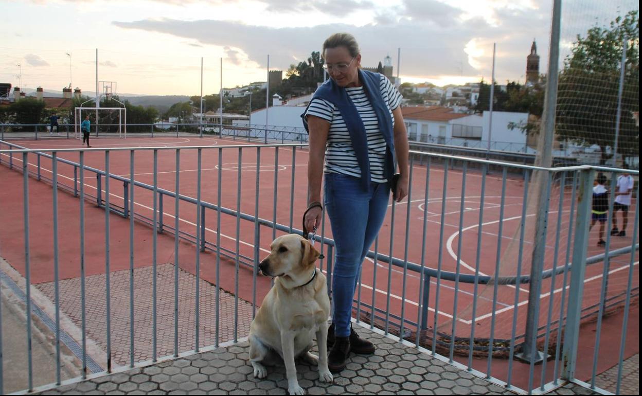 Pura Zambrano Sánchez, con su perro 'Pincho'.