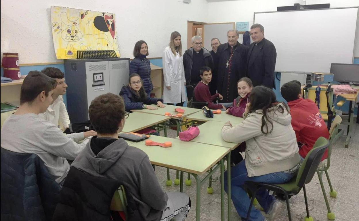 El arzobispo durante su visita hoy al Colegio Nuestra Señora de Aguasantas.