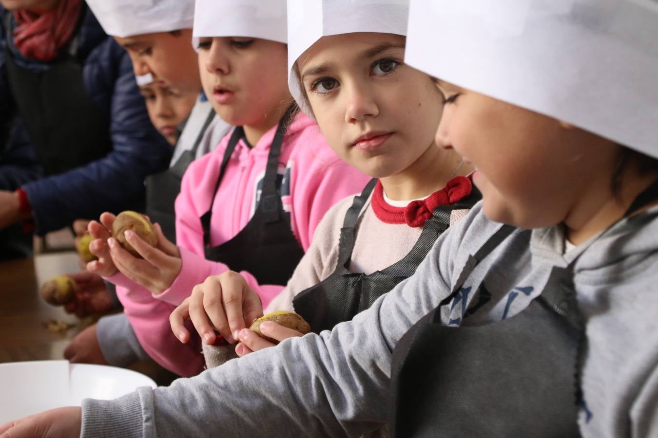Fotos: Cáritas Parroquial celebra la tercera edición de su 'Tapa Solidaria'