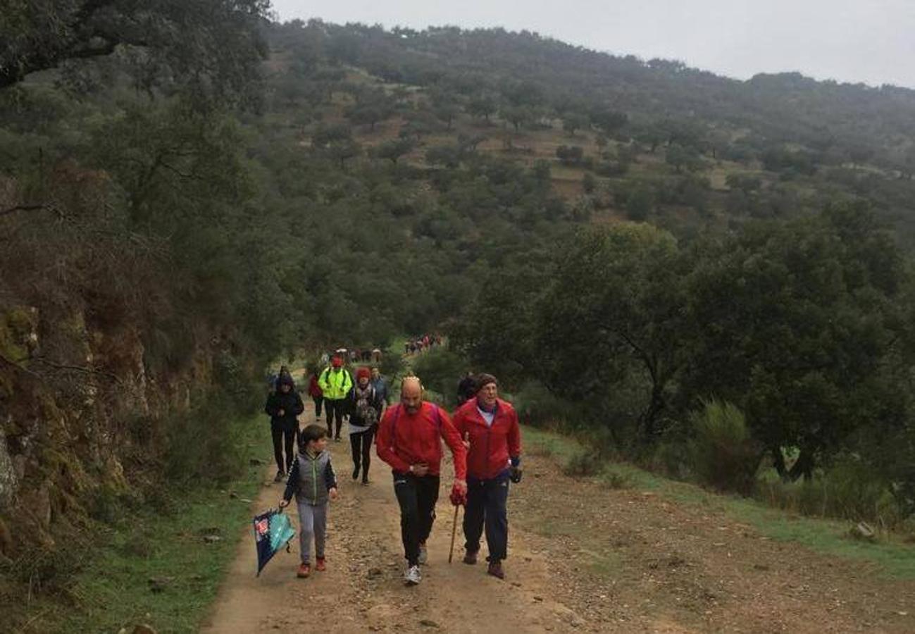 Participantes en en inicio de la Marcha por el bello entorno de La Bazana.