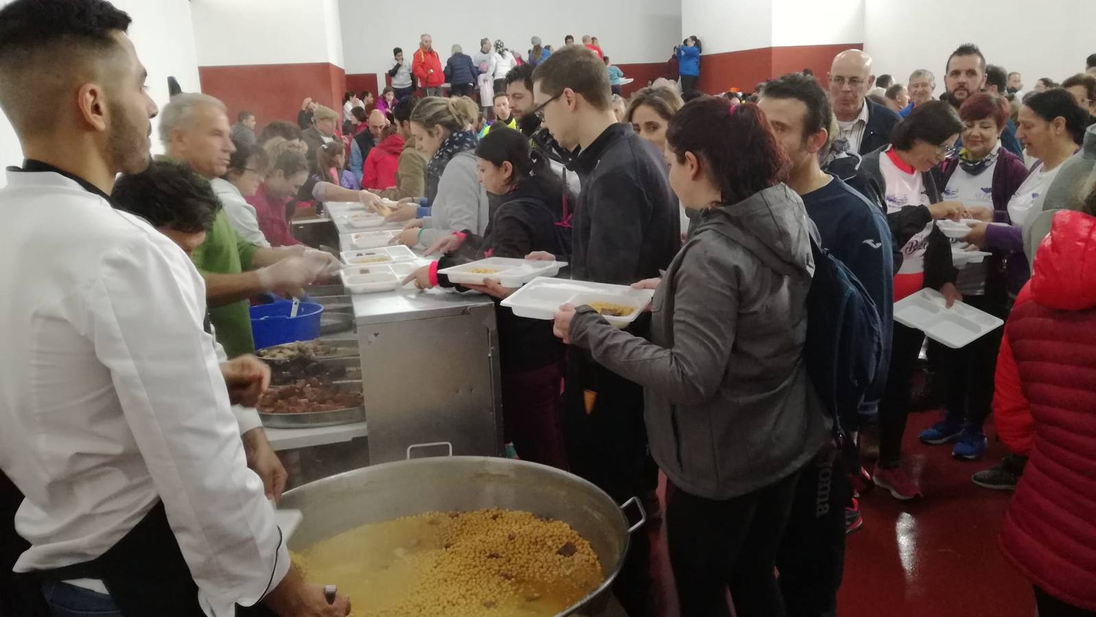 Participantes en en inicio de la Marcha por el bello entorno de La Bazana.
