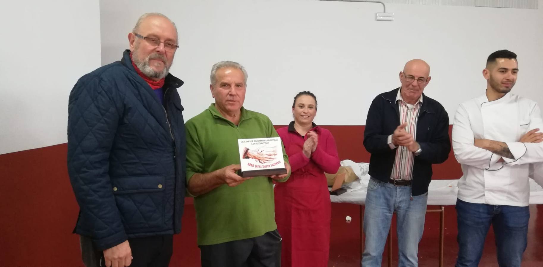 Participantes en en inicio de la Marcha por el bello entorno de La Bazana.