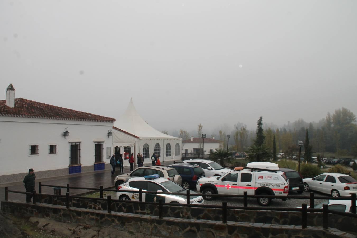 Participantes en en inicio de la Marcha por el bello entorno de La Bazana.