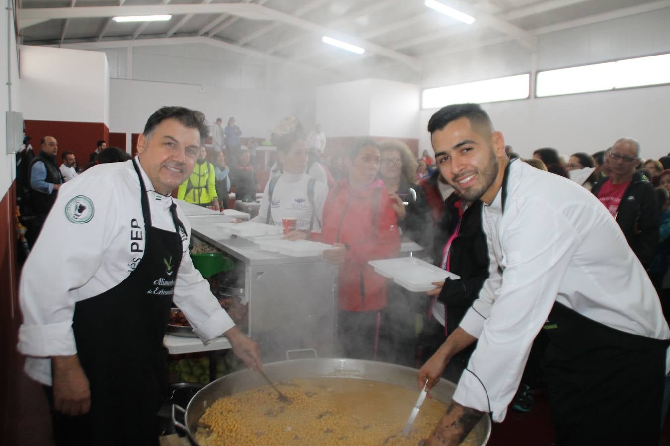Participantes en en inicio de la Marcha por el bello entorno de La Bazana.