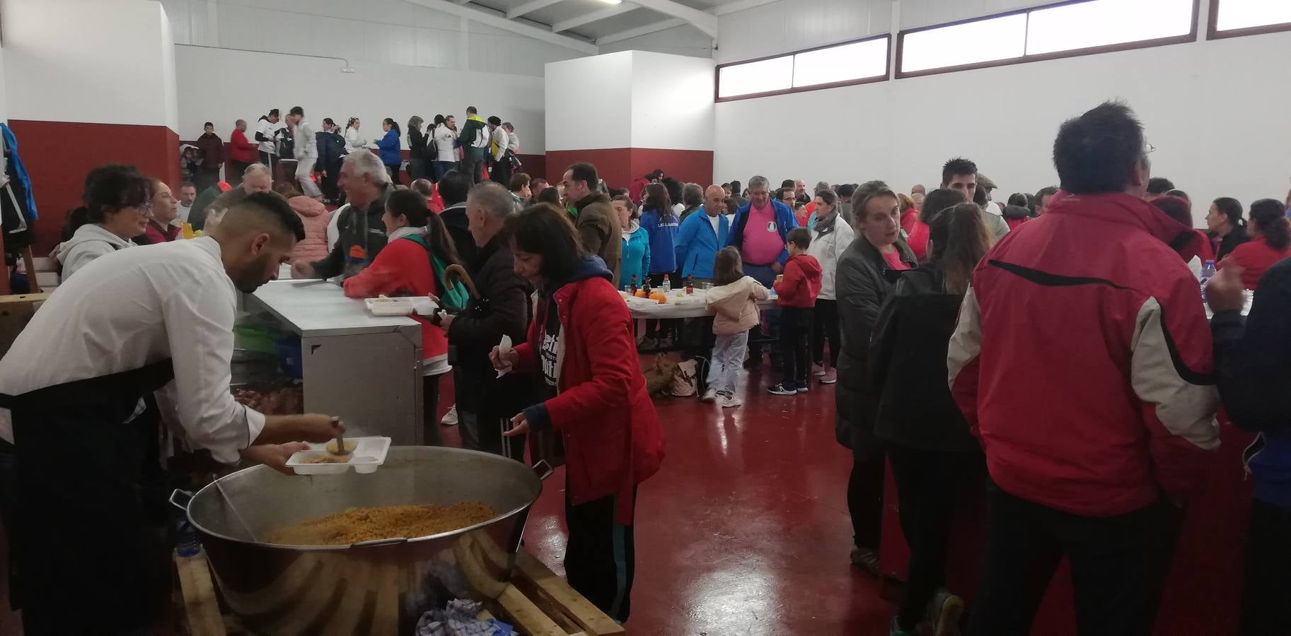 Participantes en en inicio de la Marcha por el bello entorno de La Bazana.