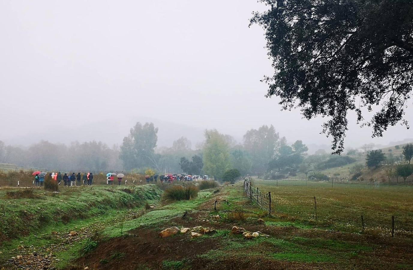Participantes en en inicio de la Marcha por el bello entorno de La Bazana.