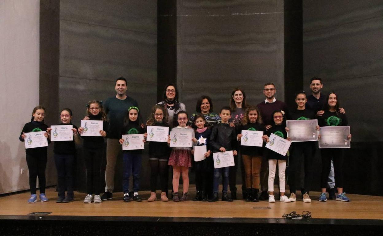 Alumnos y alumnas con sus diplomas.