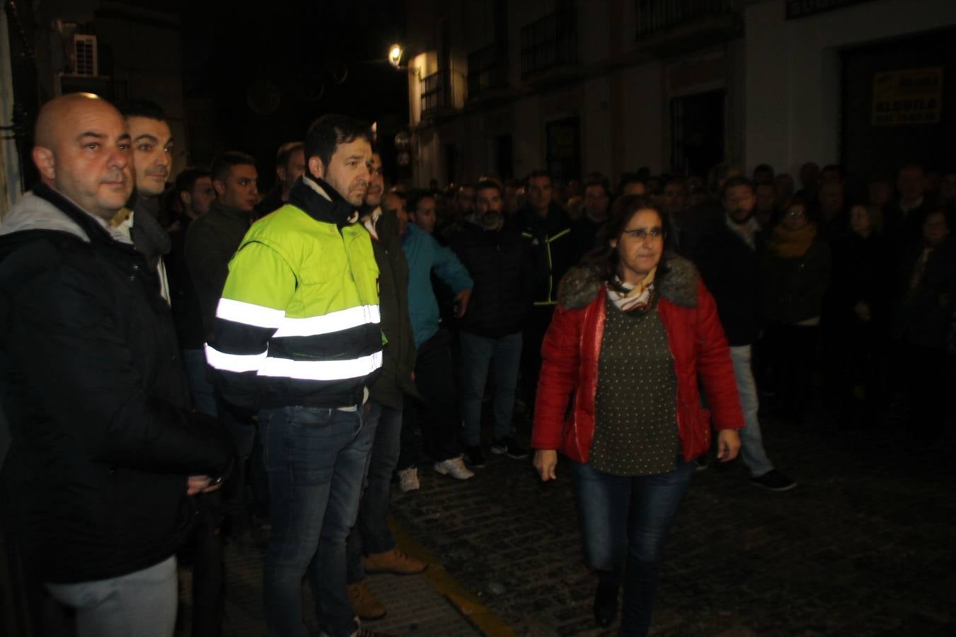 Alfonso Gallardo recibiendo el aplauso de sus trabajadores a las puertas de su casa.