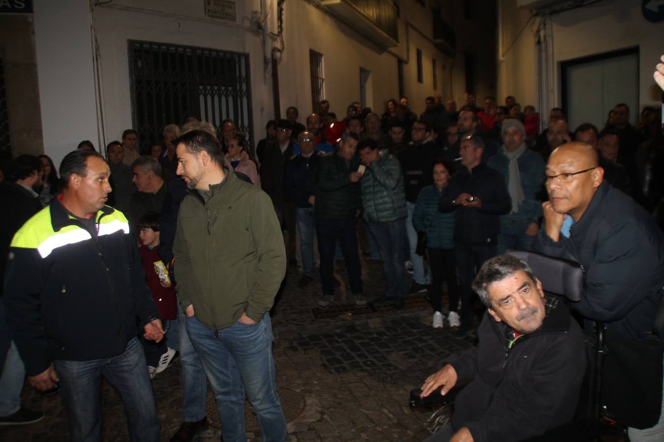 Alfonso Gallardo recibiendo el aplauso de sus trabajadores a las puertas de su casa.