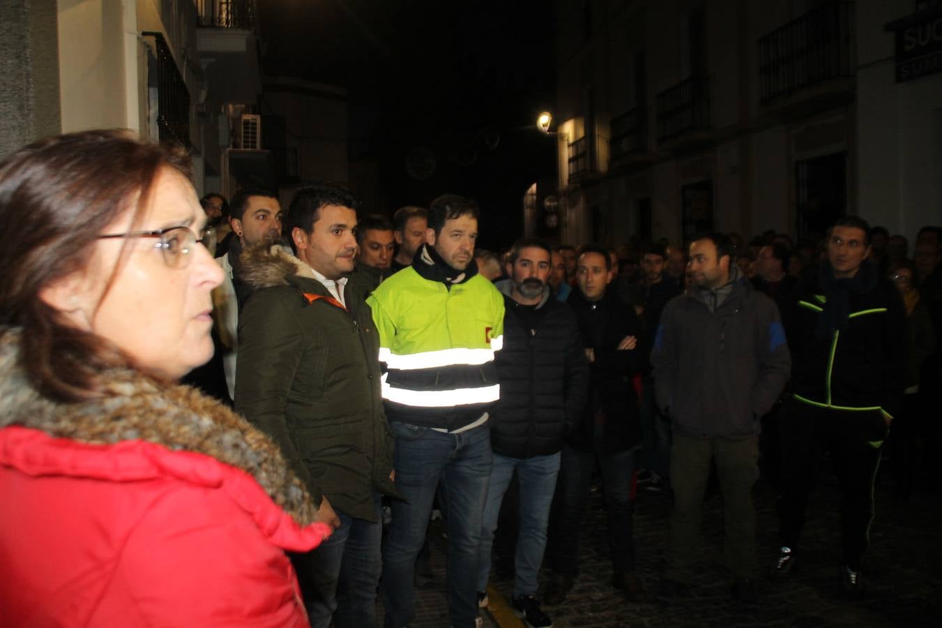 Alfonso Gallardo recibiendo el aplauso de sus trabajadores a las puertas de su casa.