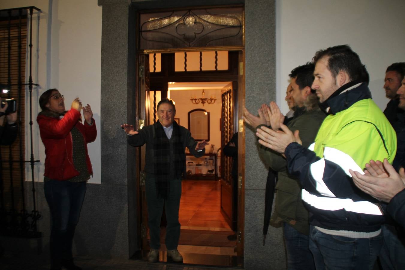 Alfonso Gallardo recibiendo el aplauso de sus trabajadores a las puertas de su casa.