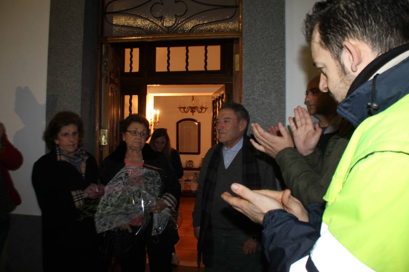 Alfonso Gallardo recibiendo el aplauso de sus trabajadores a las puertas de su casa.
