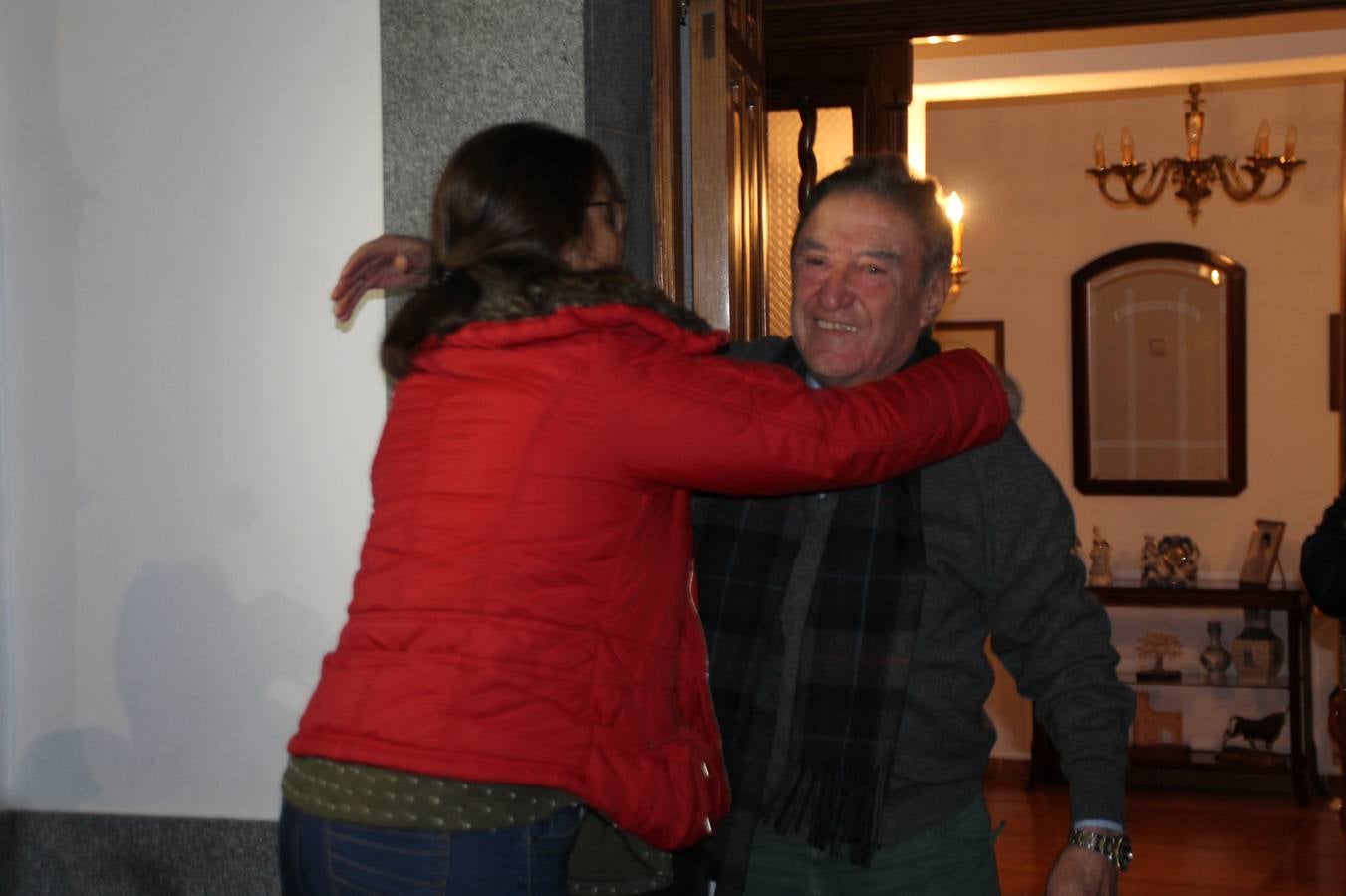 Alfonso Gallardo recibiendo el aplauso de sus trabajadores a las puertas de su casa.