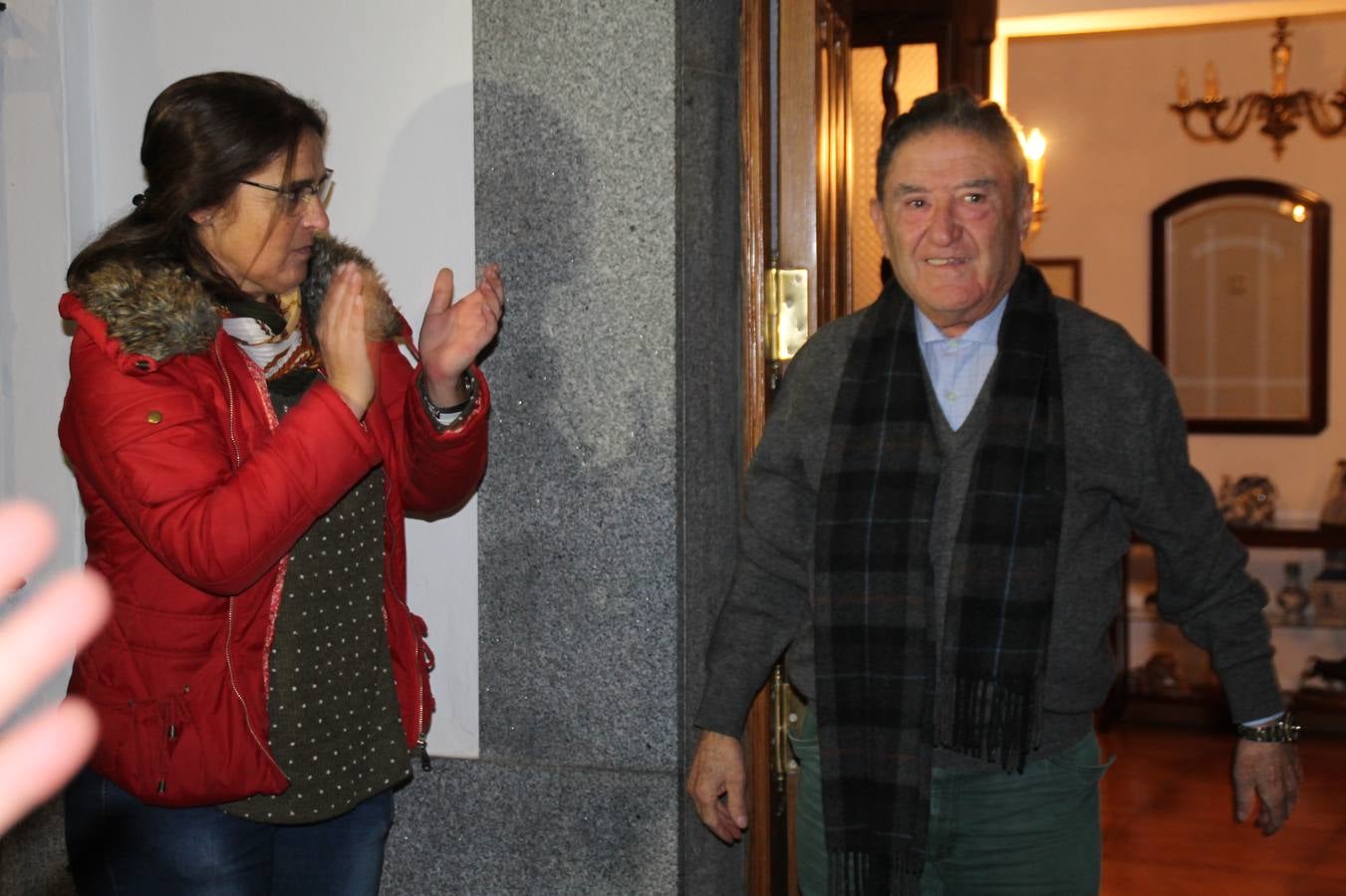 Alfonso Gallardo recibiendo el aplauso de sus trabajadores a las puertas de su casa.