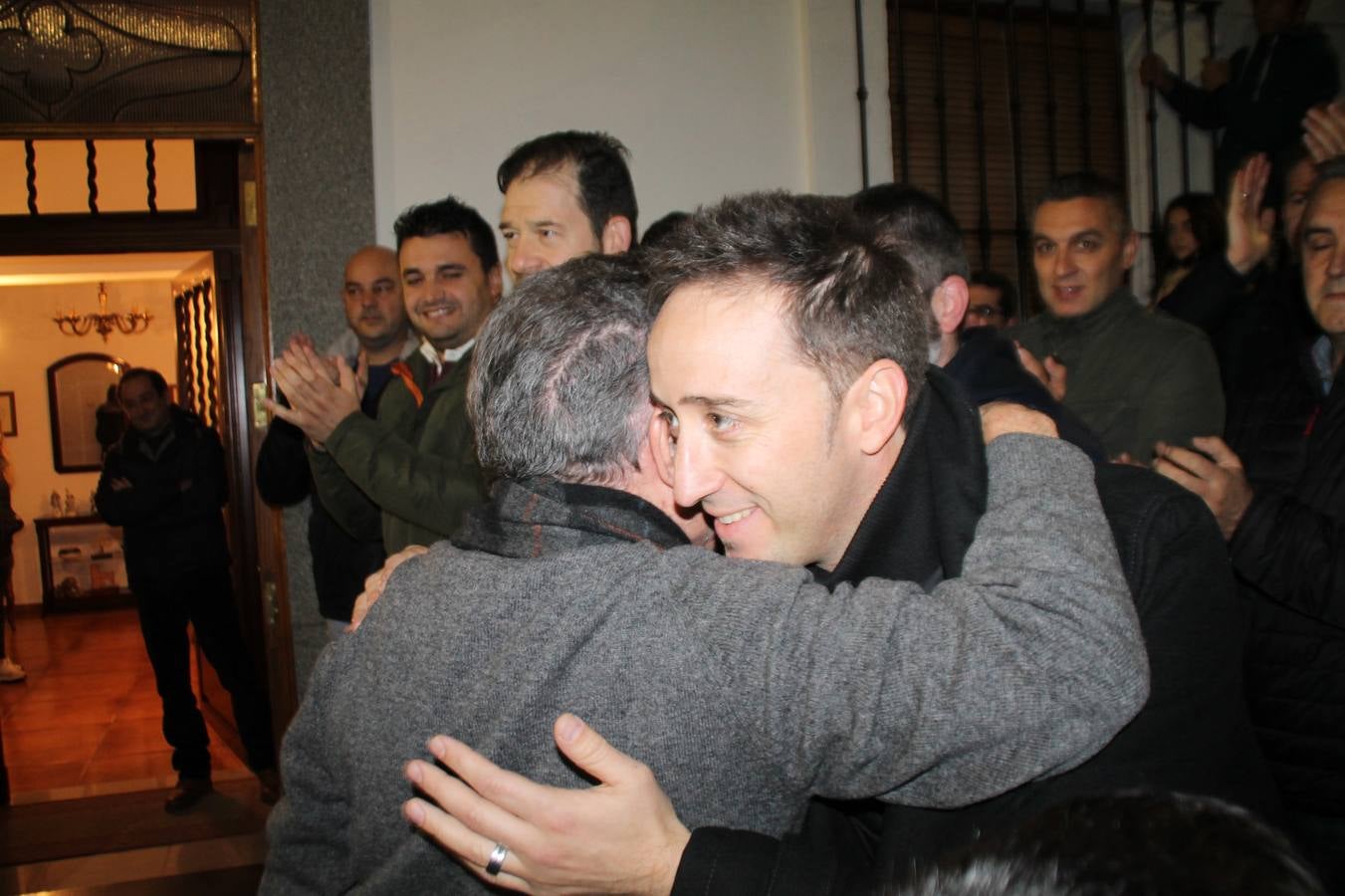 Alfonso Gallardo recibiendo el aplauso de sus trabajadores a las puertas de su casa.