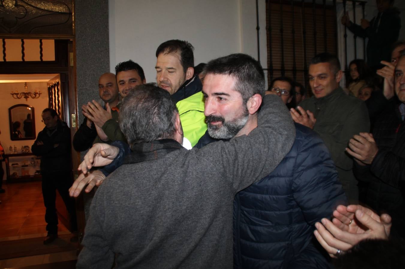 Alfonso Gallardo recibiendo el aplauso de sus trabajadores a las puertas de su casa.