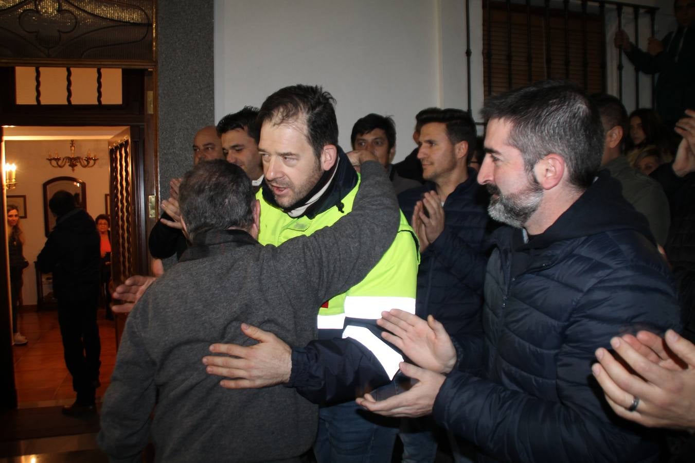 Alfonso Gallardo recibiendo el aplauso de sus trabajadores a las puertas de su casa.